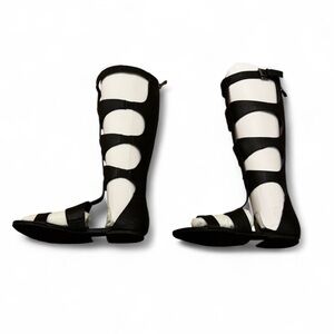HeartSoul - New in Box - Black Como Gladiator Sandals (5 1/2 M)